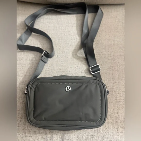 Lululemon Athletica Crossbody Camera Bag 2L (NWOT)